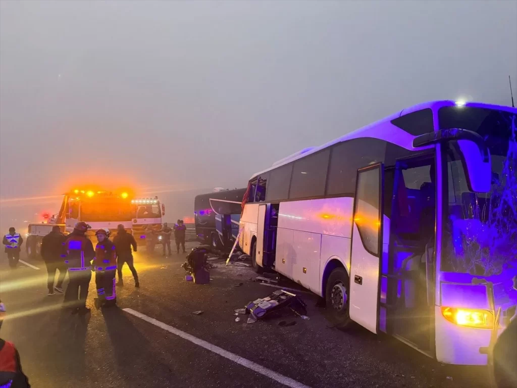 Kuzey Marmara Otoyolu'nda katliam gibi zincirleme kaza 1 Feci kazada 11 kişi yaşamını yitirdi